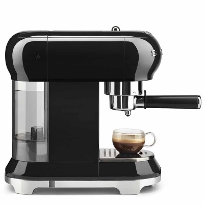 Black Manual Espresso Machine SMEG en Cafés La Mexicana
